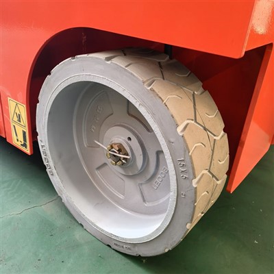 Selvgående elektrisk sakseløft